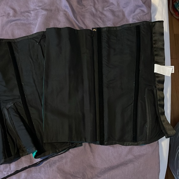 Corset - Picture 3 of 6
